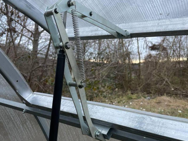 Komplettes Seitenfenster inkl. automatischem, temperaturgesteuertem Öffner – ohne Stromanschluss.